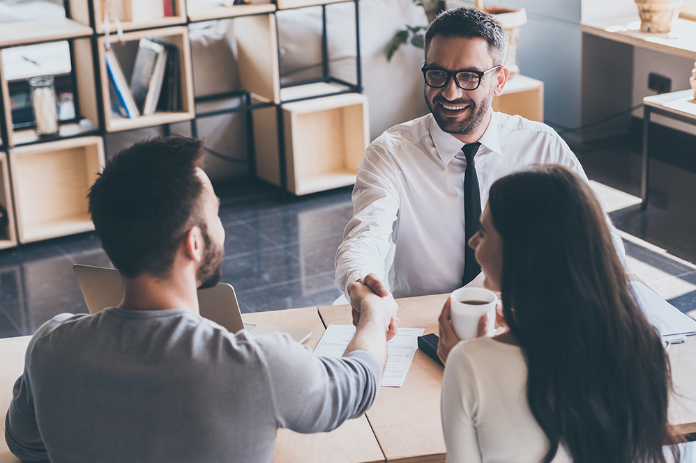 Família a analisar opções de crédito